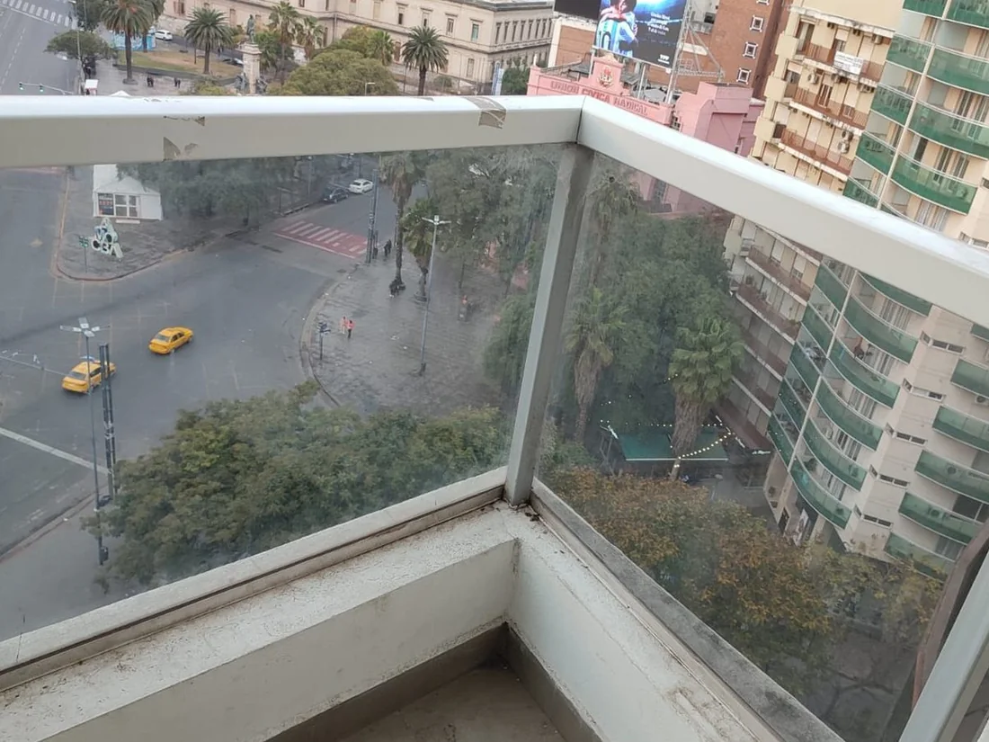 Antes: Balcón de un departamento en altura, trabajado con arnés.