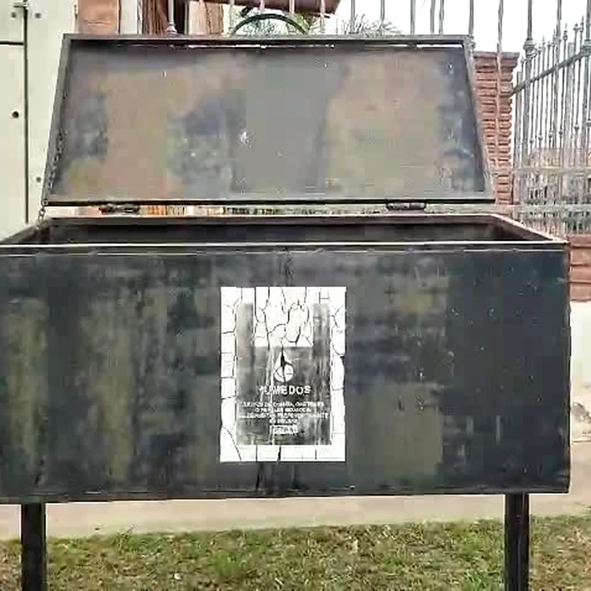 Antes: Contenedor de residuos de un consorcio de Córdoba: recuperado y pintado, no solo lavado.