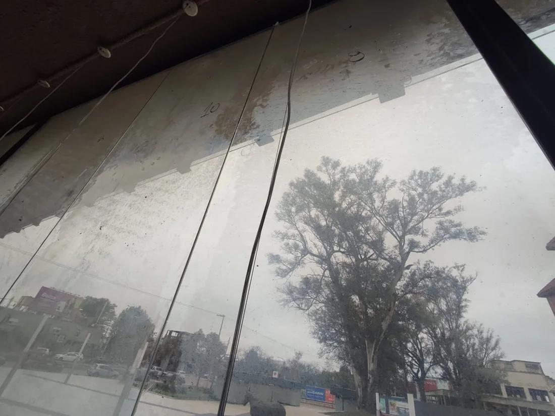 Antes: Vidriera de un local en Córdoba antes de la apertura.