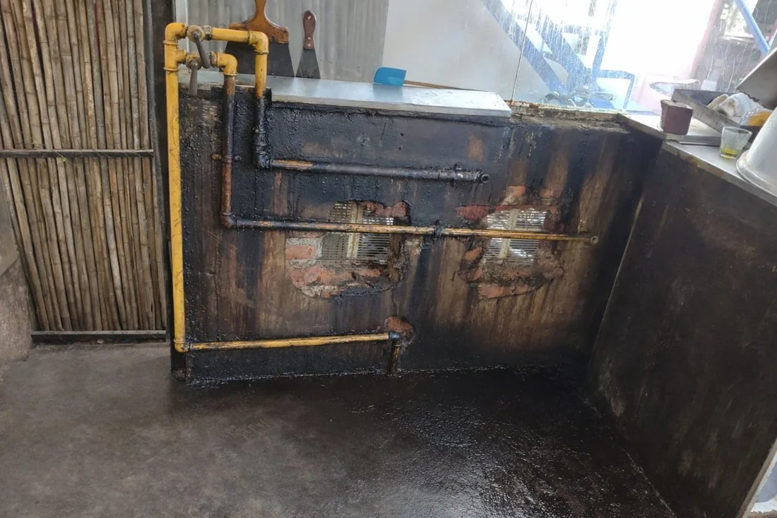 Antes: Cocina industrial: grasa carbonizada sobre acero y azulejo.