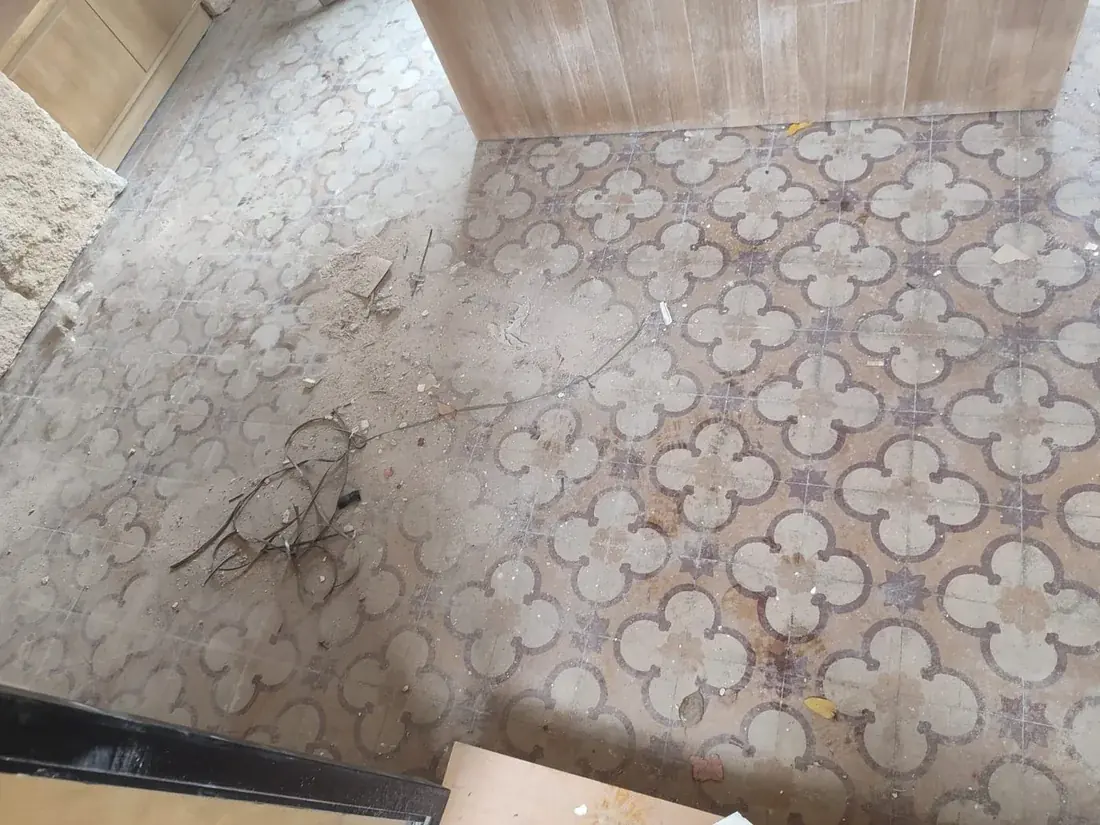 Antes: Piso de un local antes y después del lavado a fondo.