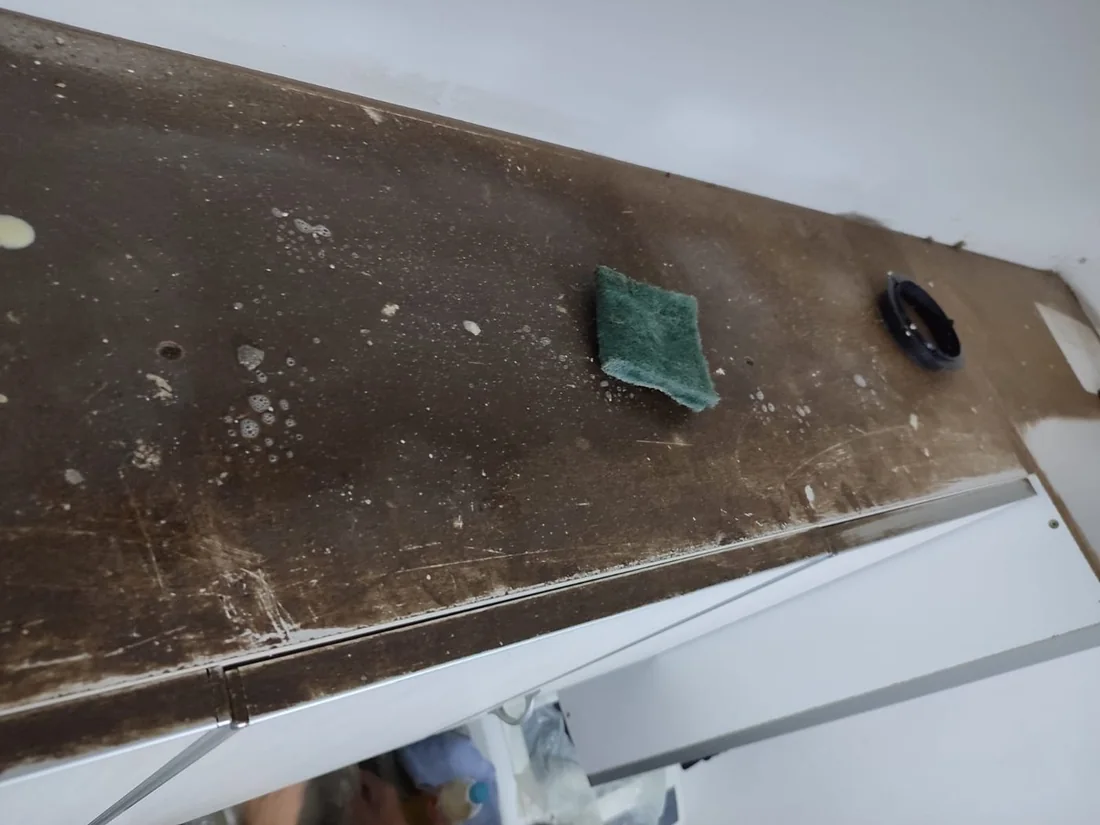 Antes: Alacena de cocina con grasa acumulada arriba de la puerta.