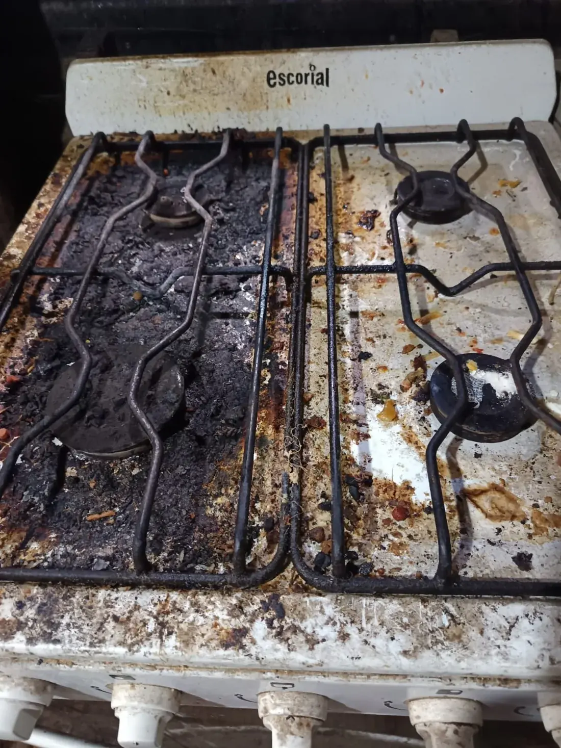 Antes: Anafe y quemadores de una cocina de hogar.
