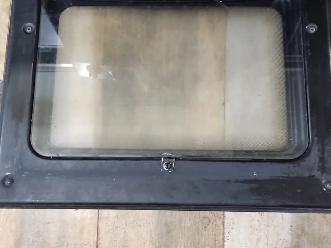 Después: Puerta de horno con grasa carbonizada. El vidrio vuelve a verse.
