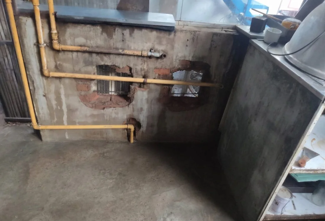 Después: Cocina industrial: grasa carbonizada sobre acero y azulejo.