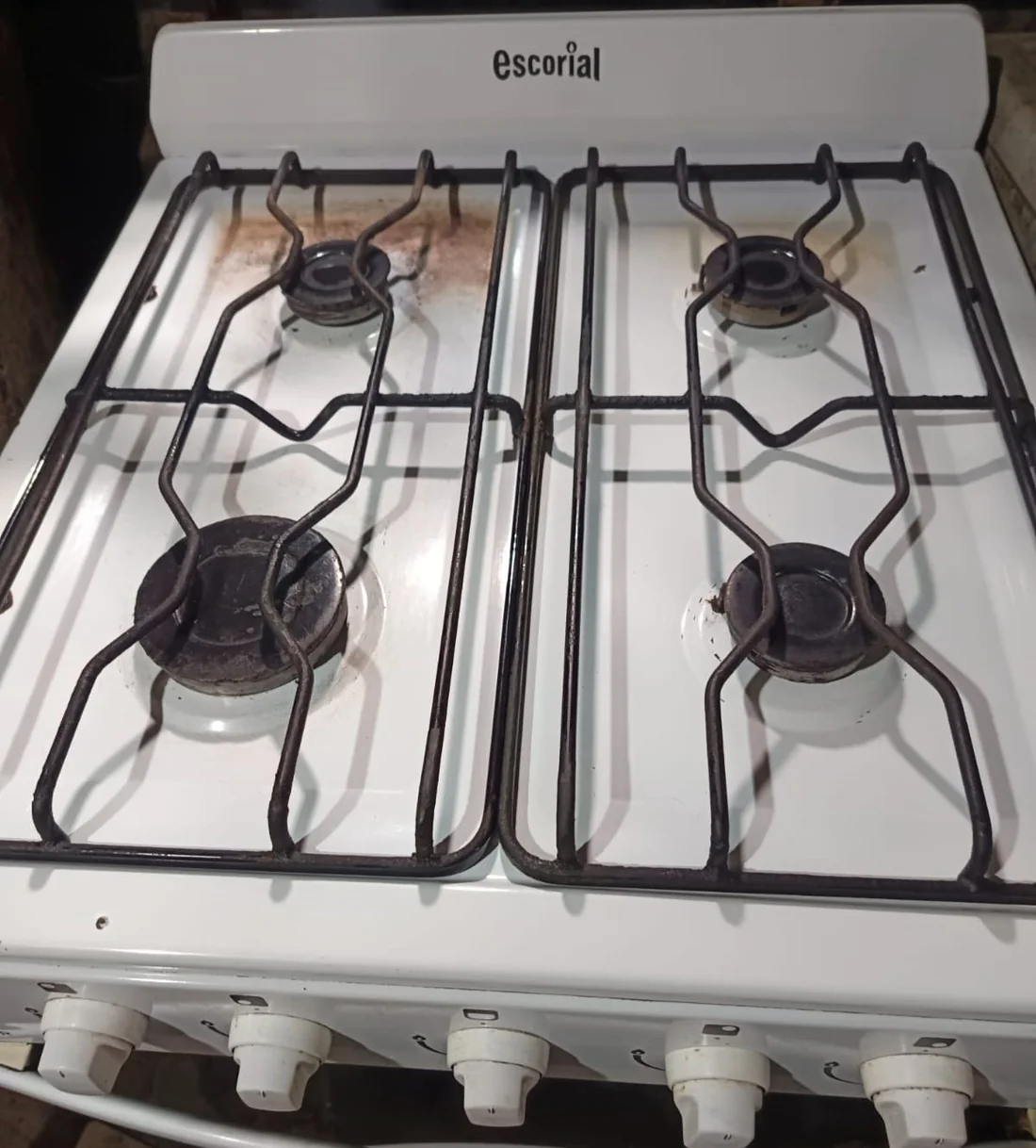 Después: Anafe y quemadores de una cocina de hogar.